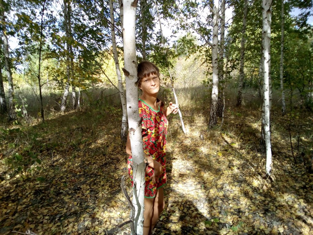 Яна Мансурова в лесу