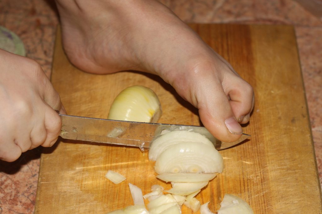 Яна Мансурова готовит пищу ногами