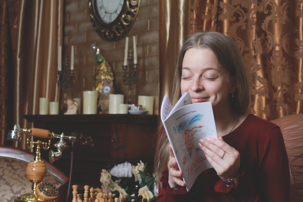 Евгения Чернова-Гармс читает печеньки